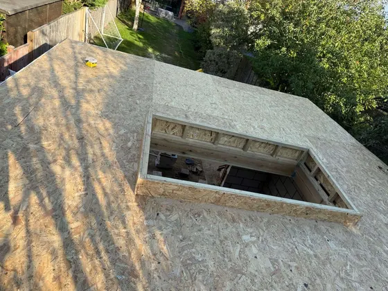 Flat roof with a rooflight opening