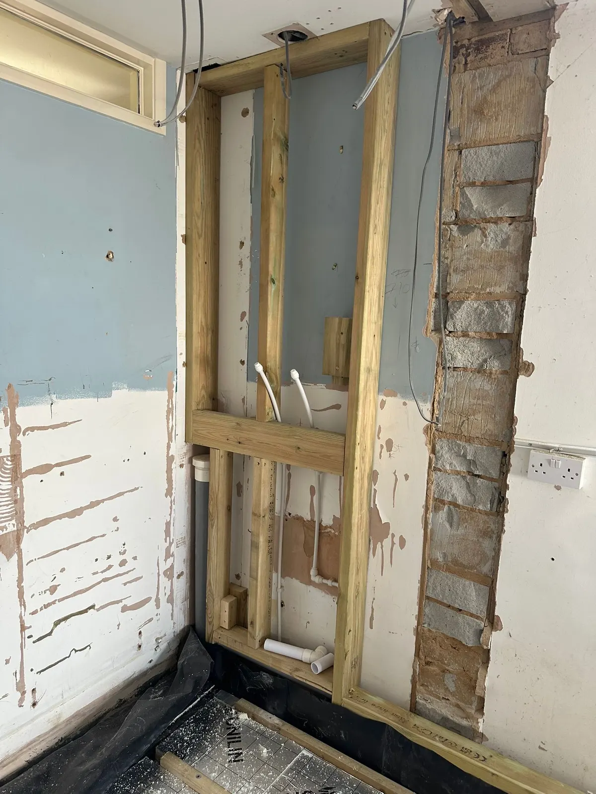 New stud wall and door lining